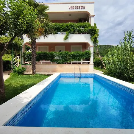 House With Pool וילה Ocinjak